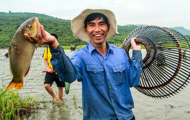 Tấp nập mang nơm, v&oacute;, lưới đổ về lễ hội đ&aacute;nh bắt c&aacute; c&oacute; một kh&ocirc;ng hai ở miền Trung