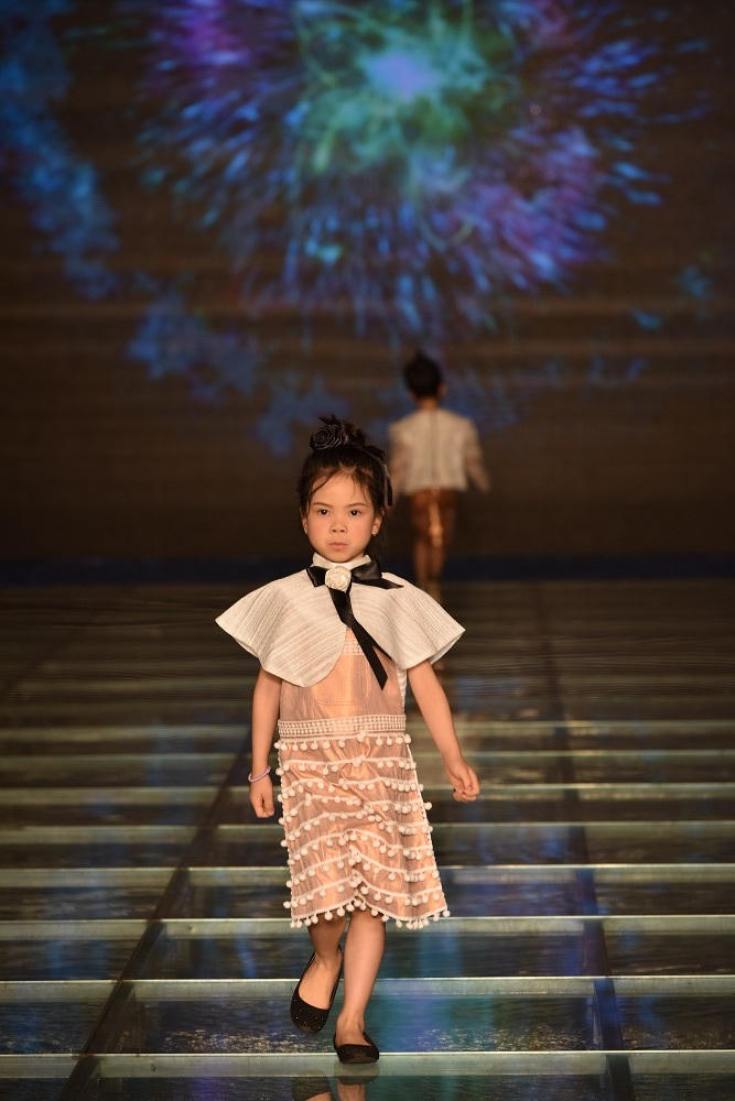 Tuần lễ thời trang trẻ em VN 2017: Tim – Trương Quỳnh Anh dắt tay bé Sushi và bé Bông trình diễn mở màn