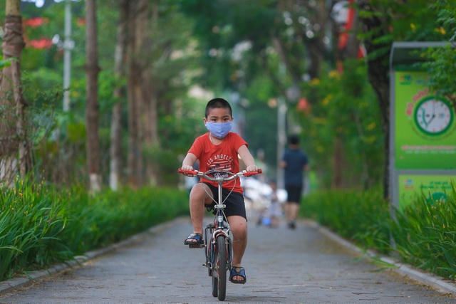 Khánh Duy (6 tuổi) được bố cho đi đạp xe ở tuyến phố mới hai hôm nay. Nhà ở ngay phố Thái Hà nhưng hết dịch, em mới được ra đây hoạt động thể dục.