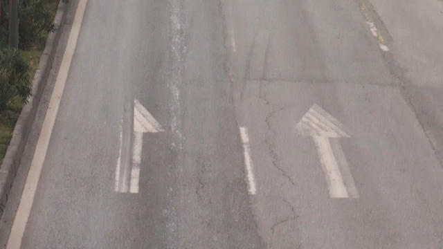 Nhiều vể rạn nứt, mặt đường c&oacute; những vệt