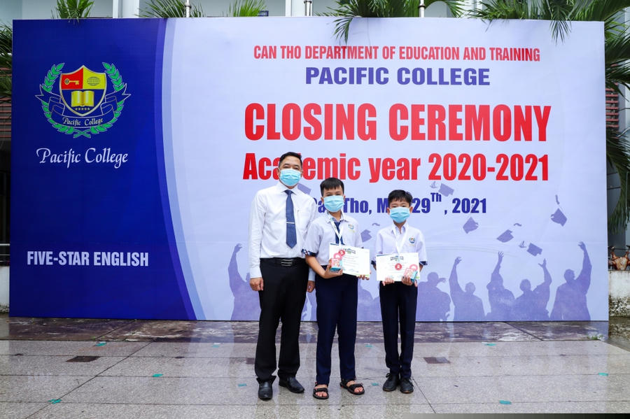 Giám đốc Trường PT Thái Bình Dương trao huy chương và giấy khen của Ban Tổ chức cuộc thi cho các em.