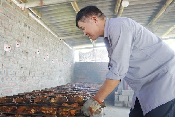 Ông Vũ Minh Hoa, chủ cơ sở cá nướng Hoa Hương, thôn Lũng Đầu, xã Đông Thái Ninh.