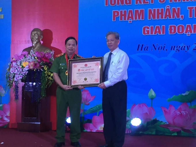 Đại diện Hội Kỷ lục gia Việt Nam đã trao bằng quyết định công nhận kỷ lục cho chương trình “Gửi lời xin lỗi”.