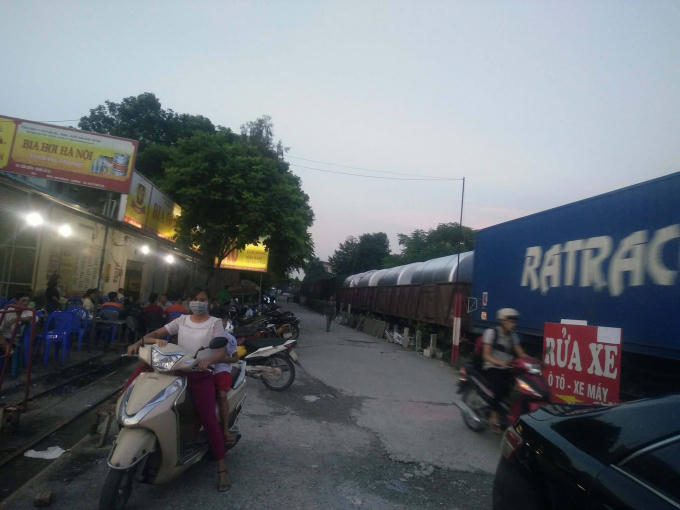 Hàng rào bảo vệ hành lang an toàn đường sắt biến tướng thành quán nhậu ?