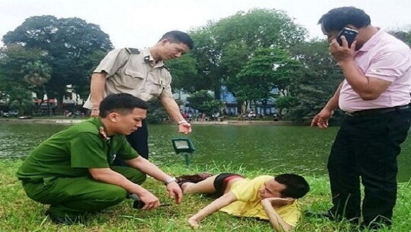 Nam thanh niên có biểu hiện bất thường nghĩ mình là nàng tiên cá (ảnh Báo Công Lý).