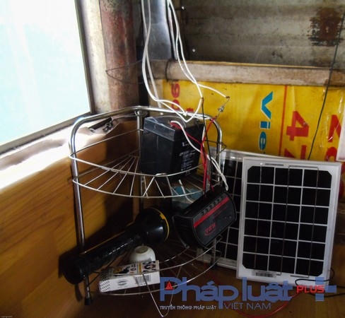 Điện năng sản xuất được lưu trữ vào bình ắc quy.