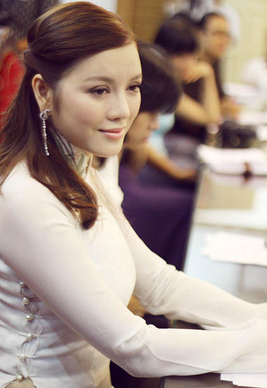 Lý Nhã Kỳ trong cuộc vận động bình chọn Vịnh Hạ Long. (Ảnh: Dân trí)