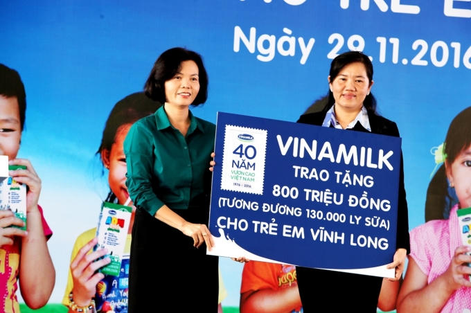 Bà Bùi Thị Hương – Giám Đốc Điều hành Vinamilk trao tặng bảng tượng trưng 130.000 ly sữa với tổng trị giá 800 triệu đồng của Quỹ Sữa Vươn Cao Việt Nam cho học sinh nghèo Vĩnh Long.