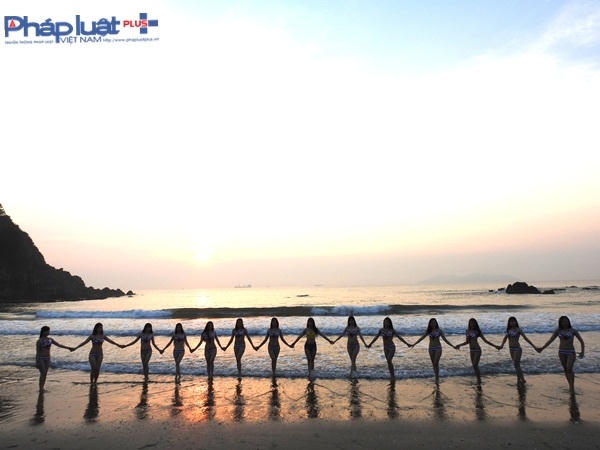 Người đẹp Ảnh Việt Nam sexy với bikini, khoe sắc dưới b&igrave;nh minh biển Cửa L&ograve;