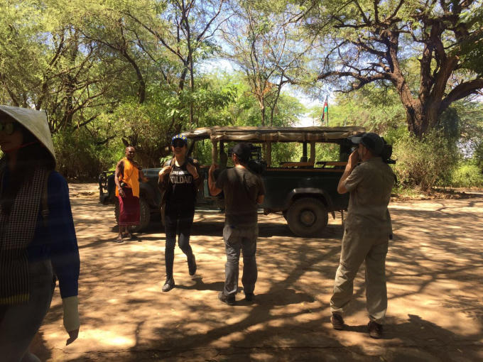 Phạm Hương và Lệ Hằng thích thú hòa mình vào thiên nhiên hoang dã ở Kenya