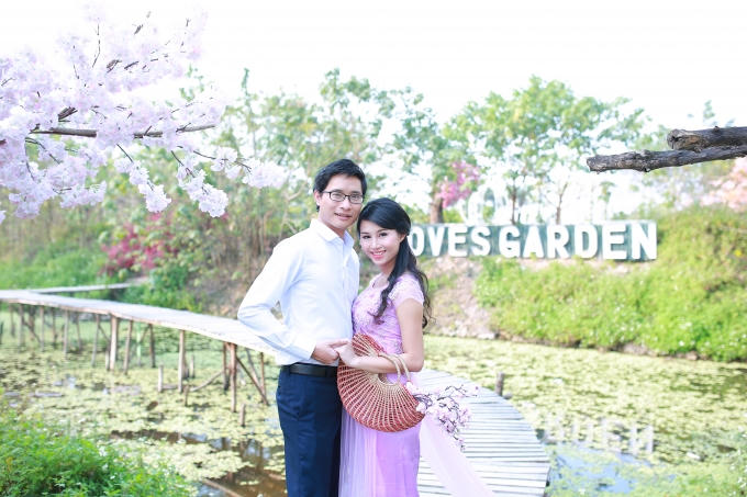 Tạ Bích Hồng hạnh phúc sánh vai bên chồng.