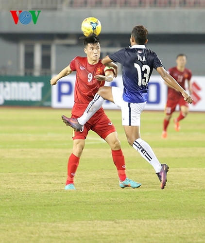 Phải tới phút 50, từ pha chuyền bóng của Văn Thắng ở cánh phải, hậu vệ Campuchia trước sức ép từ Công Vinh đã đá phản lưới nhà.