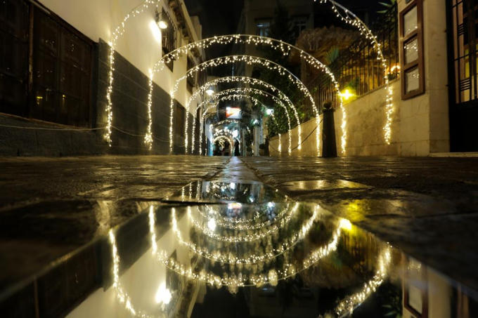 Cuộc chiến tiêu diệt IS tại Aleppo kéo dài hơn 4 năm, kết thúc chỉ vài ngày trước lễ Giáng sinh năm 2016. Từ đó, lễ kỷ niệm ngày giải phóng Aleppo và Giáng sinh luôn song hành với nhau. Người dân trang hoàng nhà cửa, đường phố lộng lẫy để chào đón giáng sinh.