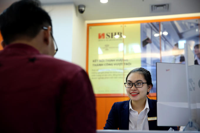 Khách hàng tới giao dịch tại ngân hàng SHB.