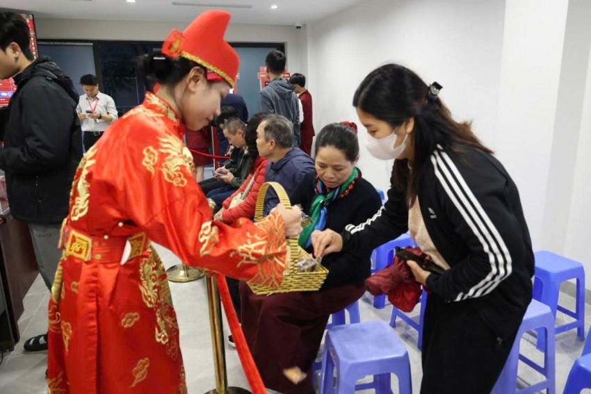 Người dân xếp hàng cả trưa chờ mua vàng ngày vía Thần Tài