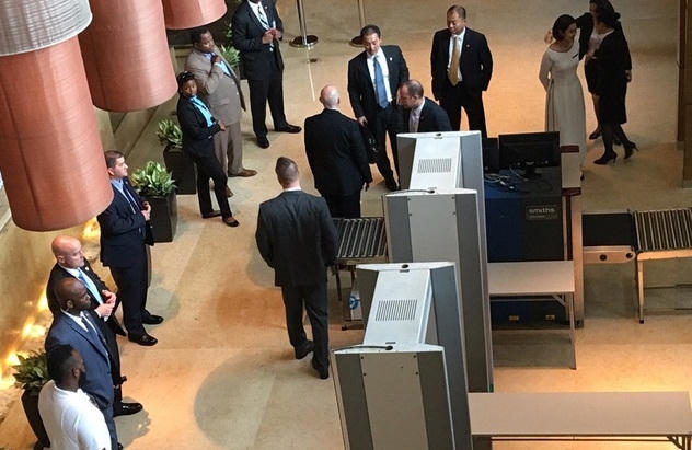 Trong khách sạn, mọi hoạt động đều được kiểm soát gắt gao.