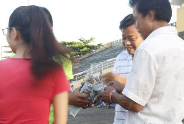 Mọi người đếm tiền nhặt được. Có một số người nhặt được gần cả triệu đồng