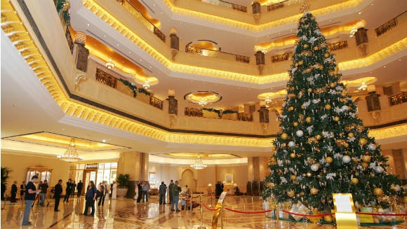 Cây thông được đặt ở tiền sảnh khách sạn Emirates Palace. Ảnh: Guinness World Records.