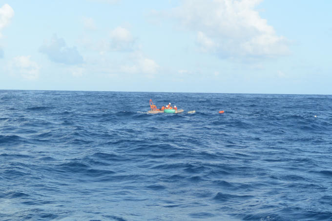 7 ngư dân trôi dạt cách vị trí tàu chìm 7 hải lý, trong thời điểm sóng lớn giữa biển.
