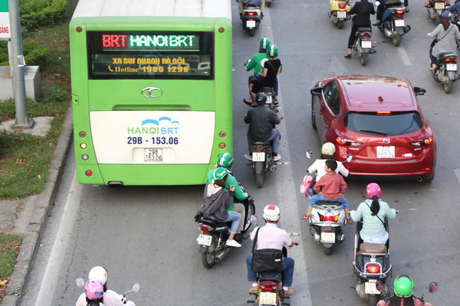 Đặc biệt vào giờ cao điểm, các tài xế GrabBike không ngần ngại lấn sang làn xe BRT.