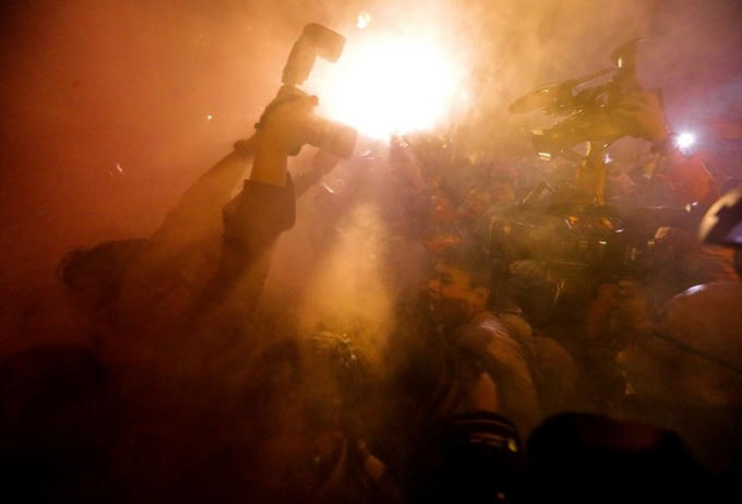 Đoàn người biểu tình ẩu đả với cảnh sát sau khi ném pháo sáng, bom khói bên ngoài Tòa nhà quốc hội tại Đài Bắc, Đài Loan. (Nguồn: EPA)