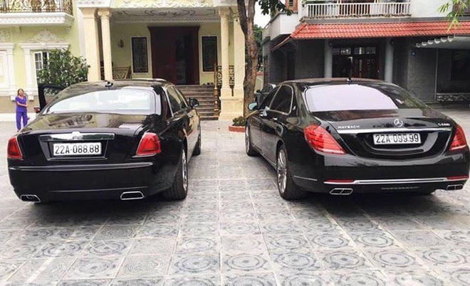 Cặp đôi xe siêu sang biển đẹp đỗ trong sân nhà đại gia Tuyên Quang.