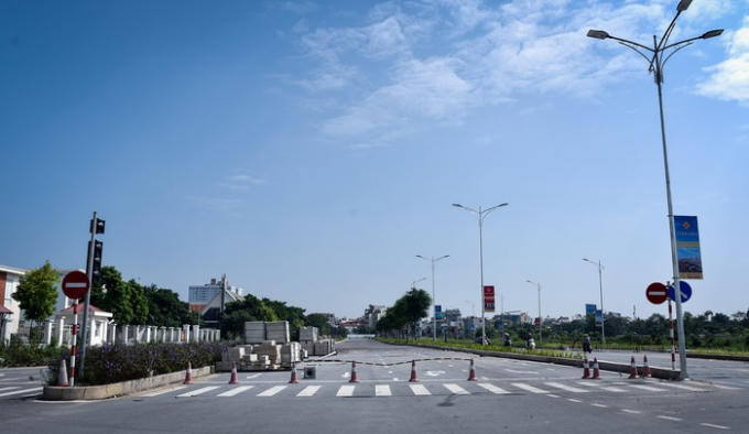 Để phục vụ thi c&ocirc;ng những c&ocirc;ng tr&igrave;nh c&ograve;n lại trong khu đ&ocirc; thị, 5 l&agrave;n đường đ&atilde; được đ&oacute;ng lại. Người d&acirc;n vẫn c&oacute; thể lưu th&ocirc;ng từ Phạm Văn Đồng tới V&otilde; Ch&iacute; C&ocirc;ng v&agrave; ngược lại.