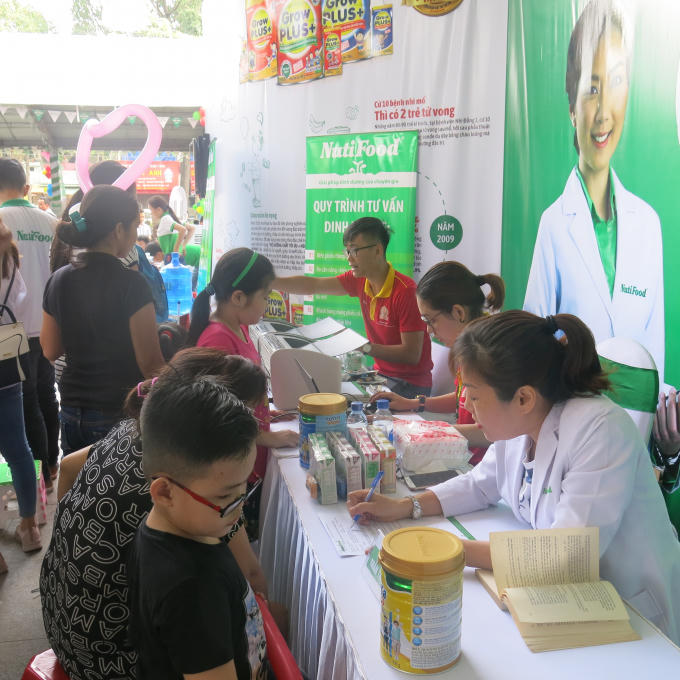 Các bác sĩ NutiFood thực hiện khám, tư vấn sức khỏe cho phụ huynh sáng ngày 1/6.