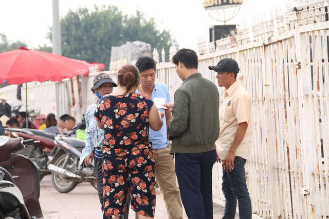 Họ bỏ 1,5 triệu ra mua vé khán đài C, D để găm hàng.