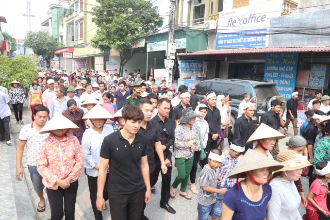 Đông đảo người dân cũng đến đón hài cốt của chàng phi công trẻ tuổi trước khi đưa anh về với đất mẹ.