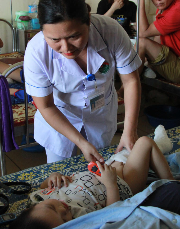 Một trong những nạn nhân vụ tai nạn đang được chăm sóc tại bệnh viện tỉnh Hà Tĩnh.