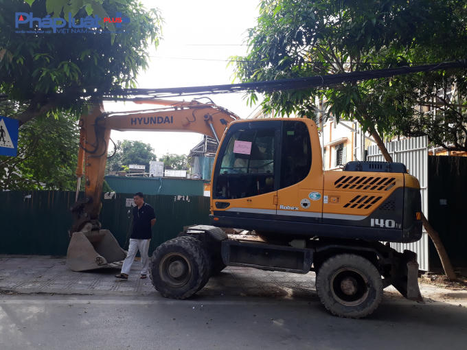 Các biển hiệu của các công trình vi phạm nếu không tự giác tháo dỡ sẽ bị lực lượng chức năng đưa máy xúc vào cưỡng chế.