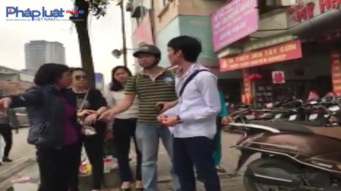 Tranh cái giữa người gửi và chủ bãi trông xe trái phép vì tiền gưi quá cao.  (Giá vé gửi xe ở đây từ 15.000 đồng đến 20.000 đồng)