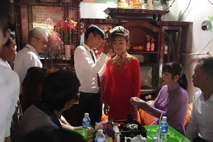 Chú rể trao vàng cho cô dâu trước sự chứng kiến của gia đình - Ảnh: FB