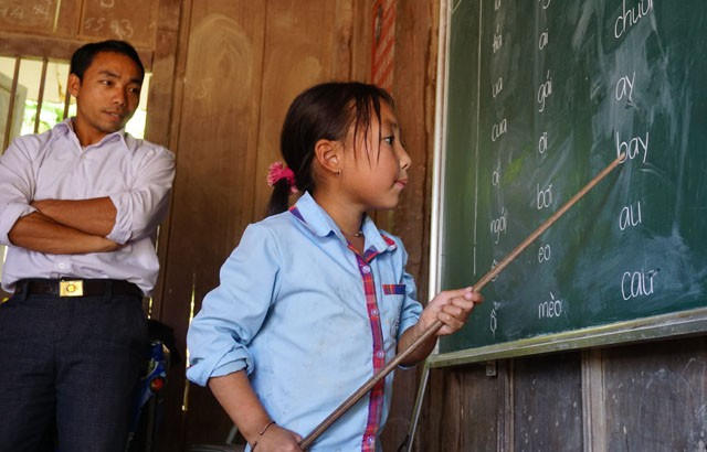 Ngoài giờ dạy, các thầy phải ra suối xúc cá hay vào rừng hái măng để cải thiện bữa ăn