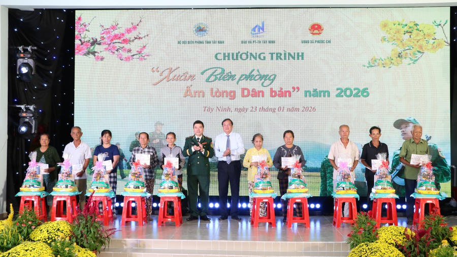 Chủ tịch UBND tỉnh Tây Ninh Lê Văn Hẳn và Thiếu tướng Trần Ngọc Hữu – Phó Tư lệnh BĐBP trao quà cho người dân.