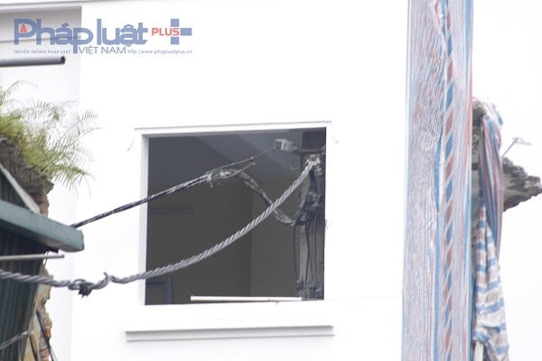 Chiếc cột điện bị ngôi nhà "nuốt" trọn vào bên trong.