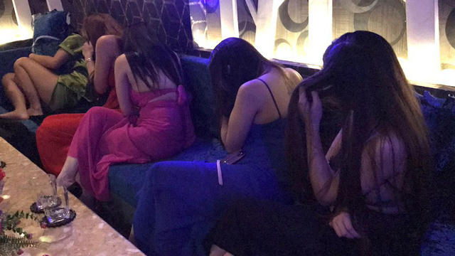 Các tiếp viên nhà hàng Một Trăm Mười