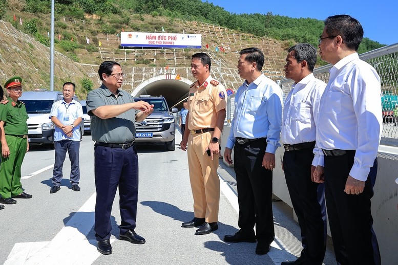 Thủ tướng Phạm Minh Chính chỉ đạo các công việc ngay tại hiện trường. Ảnh: Nhật Bắc