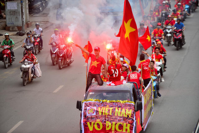 Cờ Tổ quốc tung bay trong gió. (Ảnh: Dân trí)