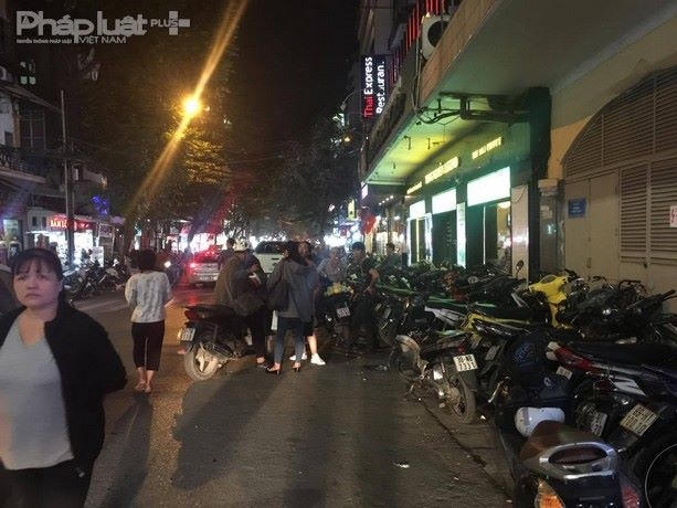 Vỉa hè bị chiếm dụng làm nơi trông xe vượt xa giá quy định mà UBND phường Hàng Bạc cách đó không xa.