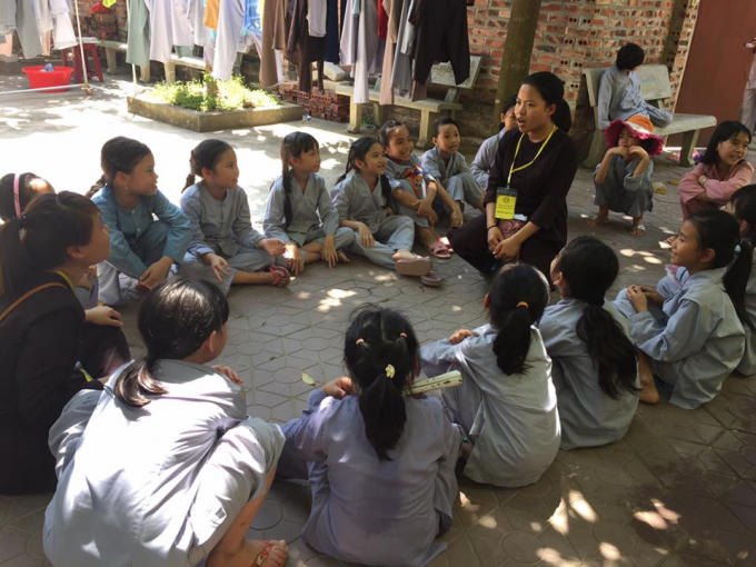 Mặc dù thời tiết nóng bức, nhưng các thanh thiếu niên vẫn chăm chú lắng nghe, tu tập theo sự hướng dẫn của các anh chị tình nguyện viên.