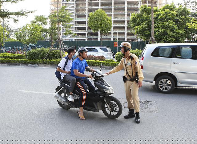 Để kịp thời phát hiện các trường hợp vi phạm, tổ công tác bố trí lực lượng báo đàm từ xa. Ngay lập tức, người vi phạm sẽ được chốt chặn cuối cùng yêu cầu dừng xe. Nhiều trường hợp không đội mũ bảo hiểm, lạng lách, đánh võng bị dừng xe.