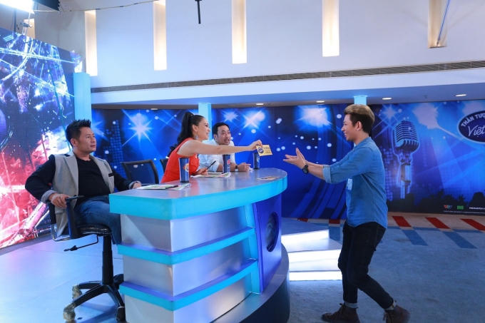 Vietnam Idol: Cô nhân viên casino Hoài Thu khiến ca sĩ Bằng Kiều ngẩn ngơ