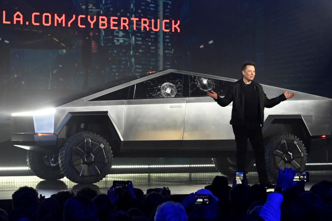 Mẫu xe bán tải chạy điện đầu tiên Cybertruck được Tesla ra mắt tại LA Auto Show 2019. Ảnh: CNBC.