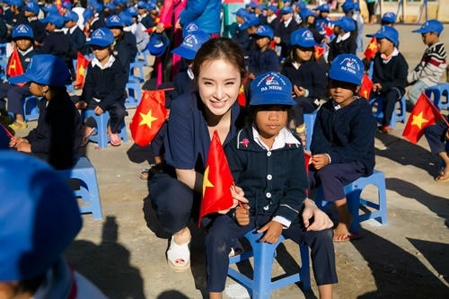 Angela Phương Trinh vẫn nổi bật giữa đám đông dù ăn mặc quần áo đơn giản trong chuyến từ thiện tại Lâm Đồng. Ảnh: FB Angle Phương Trinh.