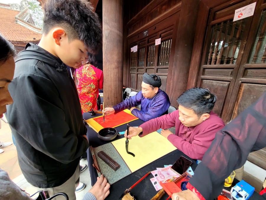 Khu vực xin chữ đầu năm cũng rất nhộn nhịp. (Ảnh: Phạm Duy)