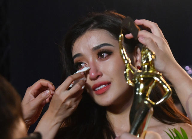 Huyền My bật khóc nức nở vì chỉ dừng chân ở top 10.