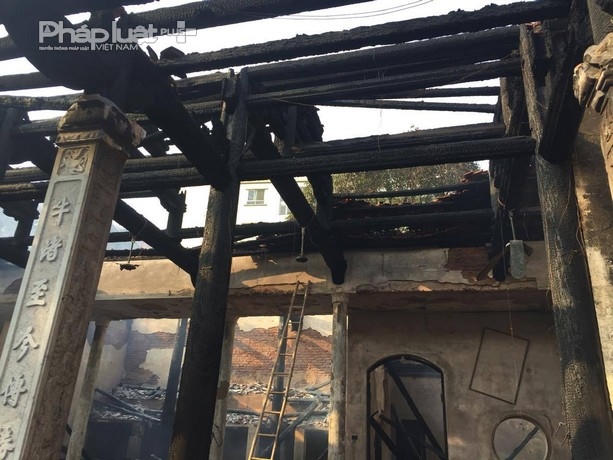 Khu vực xảy ra hỏa hoạn là điện thờ nên có rất nhiều gỗ khiến ngọn lửa bùng lên dữ dội.