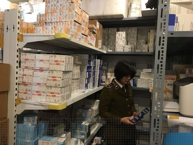 Lực lượng chức năng kiểm tra, thu giữ lô hàng thuốc tân dược nghi nhập lậu giá trị hơn 1,7 tỷ đồng.